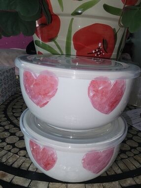 Heart Print White Ceramic Mixing Bowls with Lids 🩷